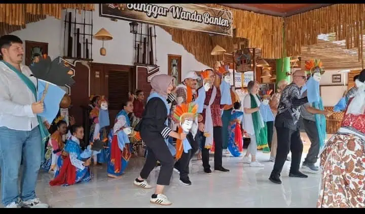 Kunjungi Sanggar Wanda Banten, 12 Kedubes Ikut Menari Bergembira