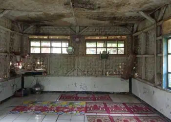 Musala di Kampung Keong, Desa Bojongmanik, Kecamatan Sindangresmi, Kabupaten Pandeglang, dalam proses renovasi dan butuh uluran tangan para dermawan. (ISTIMEWA)