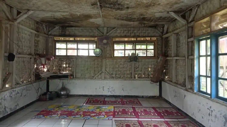 Musala di Kampung Keong, Desa Bojongmanik, Kecamatan Sindangresmi, Kabupaten Pandeglang, dalam proses renovasi dan butuh uluran tangan para dermawan. (ISTIMEWA)