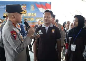 BERBINCANG : Kapolda Banten Irjenpol Hengki, berbincang dengan peserta pelatihan TMT. (ISTIMEWA)
