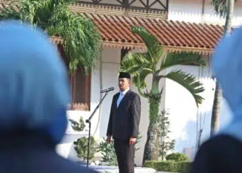 Sekretaris Daerah (Sekda) Kabupaten Serang, Zaldi Dhuhana, saat menjadi Inspektur Upacara Peringatan Hari Otonomi Daerah ke-30 Tahun 2026 tingkat Kabupaten Serang, di Halaman Pendopo Bupati, Senin (27/4/2026). (ISTIMEWA)