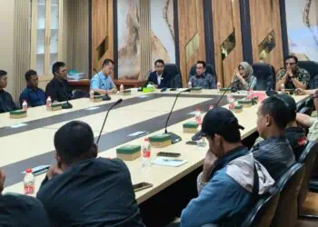 DISKUSI : Perwakilan P3K paruh waktu, melakukan diskusi bersama Kepala BKD Banten Ai Dewi Suzana dan anggota Komisi I DPRD Provinsi Banten, Selasa (28/4/2026). (ADIB FAHRI/SATELITNEWS.COM)