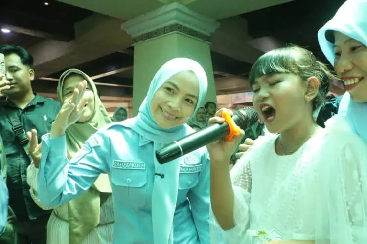 Bupati Serang Bernyanyi Bersama Peserta FLS3N dan O2SN