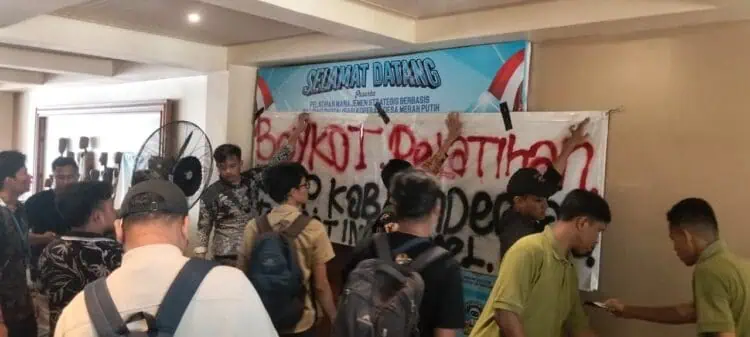 Bentangkan Spanduk, Peserta Boikot Pelatihan KDMP di Pandeglang