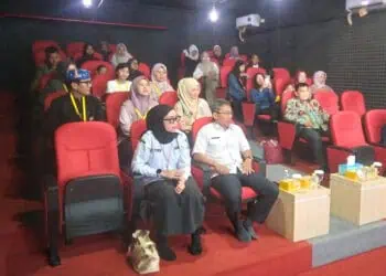 Kepala Bidang Perpustakaan DPAD Kota Tangerang Ismu Hartono SE, MT bersama peserta dan dewan juri dalam kegiatan Lomba Read Loud yang diselenggarakan pada Rabu 29 April 2026. (AAN ARWANI/SATELIT NEWS)