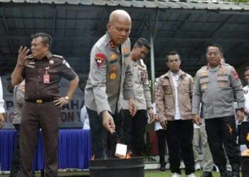 MEMUSNAHKAN UPAL : Kapolda Banten Irjenpol Hengki memusnahkan upal hasil penyerahan dari BI Perwakilan Banten. (ISTIMEWA)