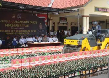 PEMUSNAHAN MIRAS - Polresta Serang Kota, memusnahkan barang bukti berupa ribuan botol minuman keras (miras). (ISTIMEWA)