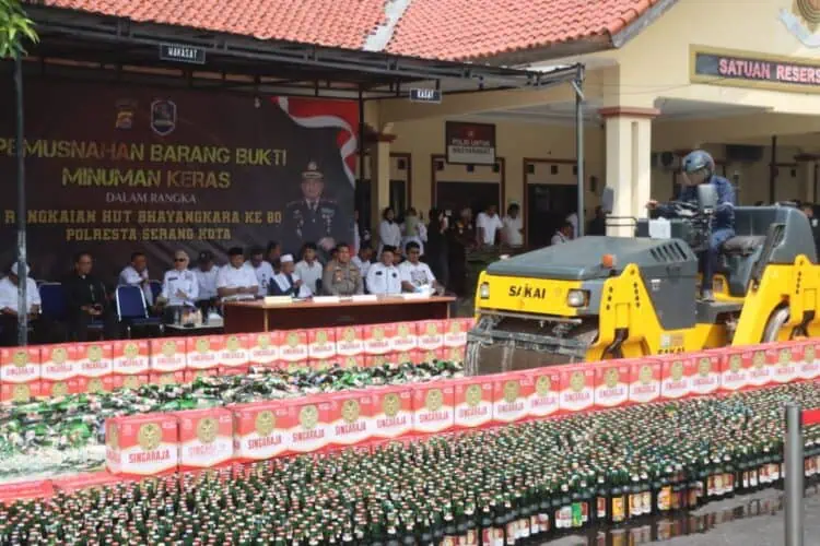 PEMUSNAHAN MIRAS - Polresta Serang Kota, memusnahkan barang bukti berupa ribuan botol minuman keras (miras). (ISTIMEWA)