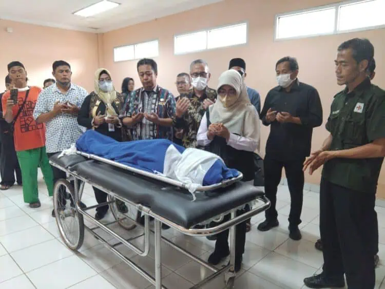 Jenguk Korban Laka Lantas Di SDN Sukaratu 5, Bupati Pandeglang Sampaikan Duka Mendalam