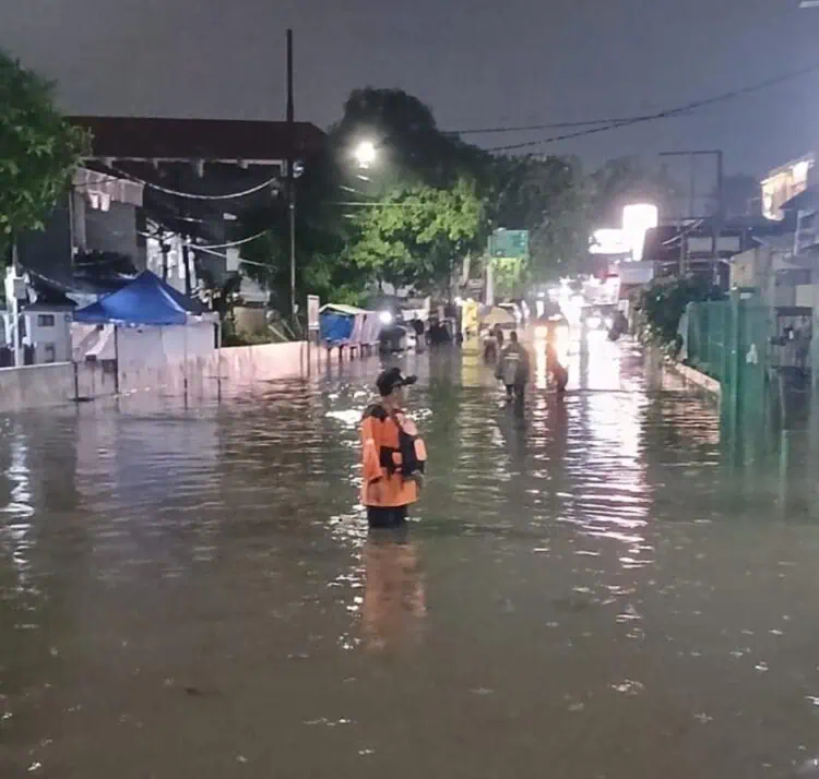 Hujan Deras Sebabkan 12 Titik di Tangsel Dilanda Banjir, Satu Unit Truk Tertimpa Pohon Tumbang