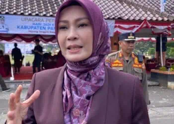 WAWANCARA - Mantan Bupati Pandeglang yang juga Staf Khusus Menko Pangan, Irna Narulita, di wawancara wartawan, usai upacara Hari Jadi ke 152 Pandeglang di Alun-alun Pandeglang, Rabu (1/4/2026). (ISTIMEWA)