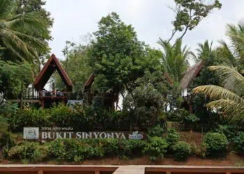 IKON - Lokasi Mina Agro Wisata Bukit Sinyonya, dengan background tulisan dan kolam ikan Mas Sinyonya, di Desa Bandung, Kecamatan Banjar, Kabupaten Pandeglang. (MARDIANA/SATELITNEWS.COM)