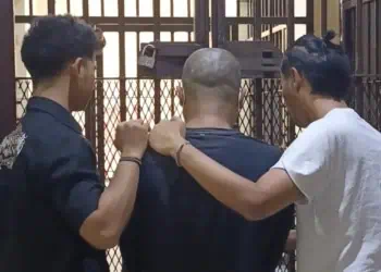 Terduga pelaku pencabulan dan pemerkosaan terhadap anak dibawah umur (tengah), digiring ke sel Mapolres Pandeglang, Rabu (8/4/2026). (MARDIANA/SATELITNEWS.COM)
