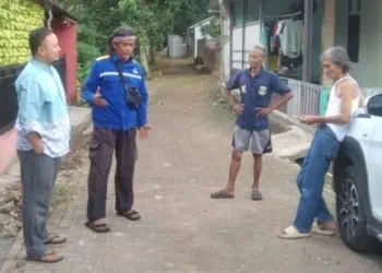 Pembina BSR Ade Mulyana (kemeja biru), melakukan asessment di lokasi terdampak angin kencang, Kelurahan Cigadung, Kecamatan Karang Tanjung, Kabupaten Pandeglang, Rabu (8/4/2026). (ISTIMEWA)