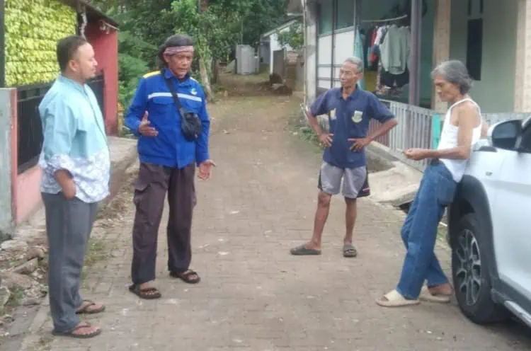 Pembina BSR Ade Mulyana (kemeja biru), melakukan asessment di lokasi terdampak angin kencang, Kelurahan Cigadung, Kecamatan Karang Tanjung, Kabupaten Pandeglang, Rabu (8/4/2026). (ISTIMEWA)