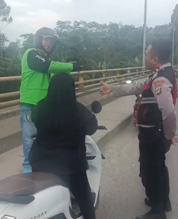 Polisi dan Ojol Gagalkan Upaya Bunuh Diri Wanita di Jembatan Cisauk