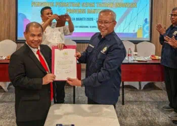 Ketua PB PSTI Suryanto menyerahkan SK kepengurusan kepada Ketua PSTI Banten Agus Supriatna (kanan) dalam prosesi pelantikan, Jumat (10/4). (GATOT RISWANDI PRASETYO /SATELIT NEWS)