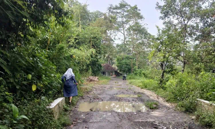Belasan Tahun Akses Jalan Tiga Desa di Cikulur Lebak Rusak Parah