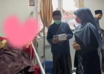 JENGUK PASIEN - Bupati Pandeglang Raden Dewi Setiani, menjenguk pasien luka bakar akibat kebocoran tabung gas, yang masih dirawat di RSUD Berkah Pandeglang, beberapa hari lalu. (ISTIMEWA)