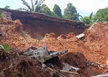 Jalan Longsor di Pamulang Belum Diperbaiki, Retakan Kian Melebar