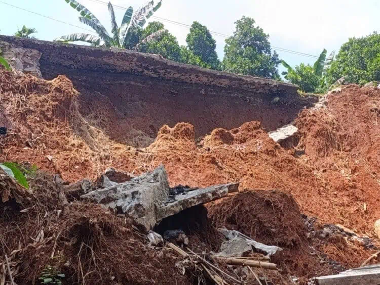 Jalan Longsor di Pamulang Belum Diperbaiki, Retakan Kian Melebar