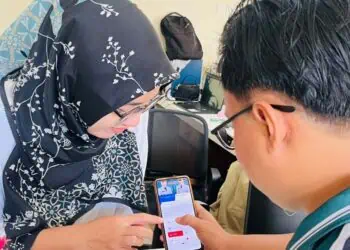 MEMOHON PEMBUATAN ADMINDUK - Seorang warga, tengah mengurus  Adminduk yang hilang, belum lama ini. (ISTIMEWA)