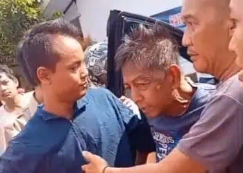 Pengemudi mobil Inova yang menabrak pelajar di SDN Sukaratu 5, Kelurahan Sukasari, Kecamatan Majasari, Kabupaten Pandeglang, diamankan polisi dan petugas. (ISTIMEWA)