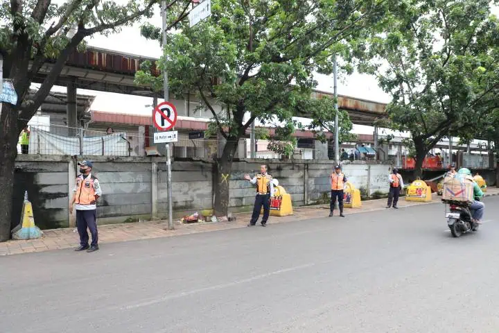 Parkir Liar di Sekitar Stasiun Batuceper Ditertibkan, Dishub Kota Tangerang Pasang Barrier Beton