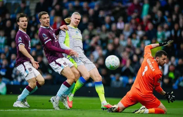 Manchester City Naik ke Puncak Klasemen