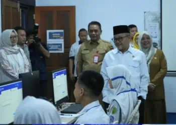 Pantau TKA Digital di SMPN 2 Curug, Mendikdasmen: Pastikan Standar Mutu Pendidikan