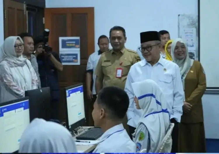 Pantau TKA Digital di SMPN 2 Curug, Mendikdasmen: Pastikan Standar Mutu Pendidikan