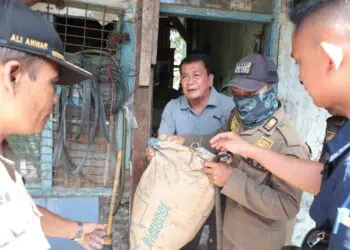 Pagar Masjid Hingga Pabrik Tempe Dibongkar Demi Normalisasi Sungai Cirarab