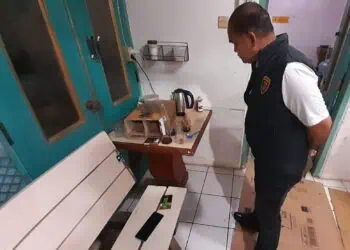 Anggota Polsek Ciputat Timur mengecek lokasi kejadian. (ISTIMEWA)