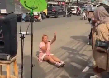 Pinkan Mambo Raup Cuan Fantastis dari Live TikTok di Jalanan