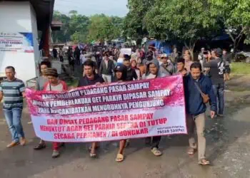 Pedagang Pasar Sampay Lebak Demo Tolak Gate Parkir, Omzet Anjlok hingga Kios Tutup