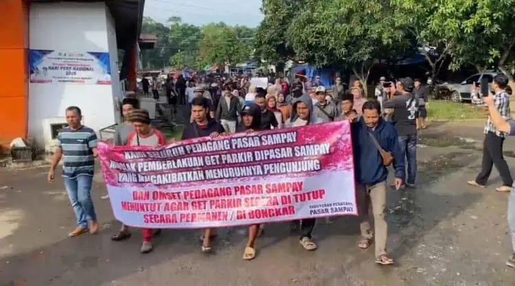 Pedagang Pasar Sampay Lebak Demo Tolak Gate Parkir, Omzet Anjlok hingga Kios Tutup