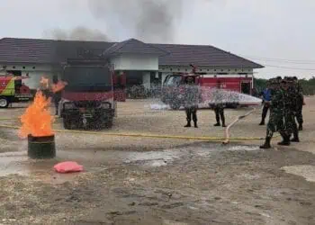 Tak Hanya Tempur, Yonif 840 Golok Sakti Latih Prajurit Operasikan Rantis Damkar