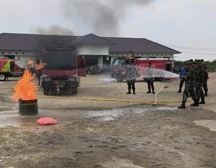 Tak Hanya Tempur, Yonif 840 Golok Sakti Latih Prajurit Operasikan Rantis Damkar