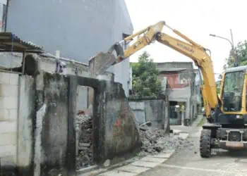 Bangunan di Bantaran Kali Angke Kota Tangerang Dibongkar