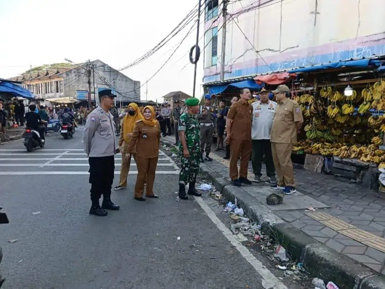 Ratusan Petugas Gabungan Tertibkan PKL dan Parkir Liar di Pasar Ciputat