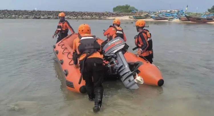 Kejar Kapal Hanyut, Nelayan Lebak Hilang di Laut