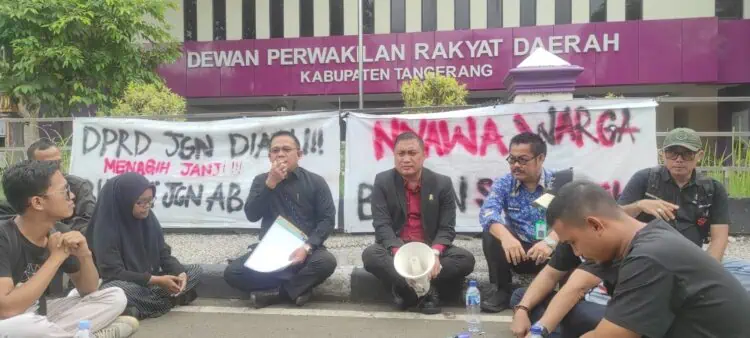 Geruduk DPRD Kabupaten Tangerang, Mahasiswa Desak Perda Truk Tambang