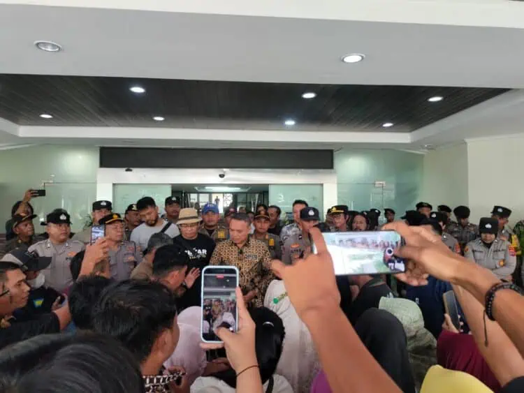 Geruduk DPRD Kabupaten Tangerang, Warga Tolak Kenaikan BBM Non Subsidi