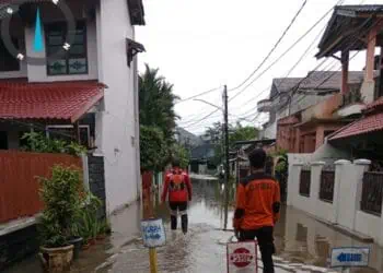 Hujan Siang Hari Sebabkan Banjir di Tangsel