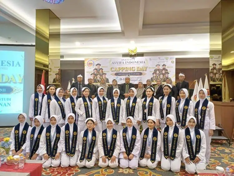 25 Mahasiswi Kebidanan Institut Asyifa Indonesia Ikuti Capping Day