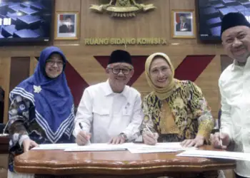 Guru Honorer Dihapus Akhir 2026, DPR: Operasional Sekolah Jangan Terganggu