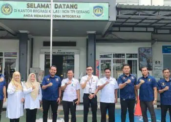 KOORDINASI - Kepala Badan Kesatuan Bangsa dan Politik (Kesbangpol) Kabupaten Pandeglang, bersama jajarannya, membangun koordinasi secara intensif dengan Kantor Imigrasi Kelas 1 Non TPI (Tempat Pemeriksaan Imigrasi), di Serang. (ISTIMEWA)