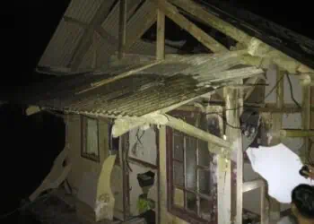 Rumah rusak akibat tersambar petir, saat hujan deras disertai angin kencang, Jumat (1/5/2026). (ISTIMEWA)