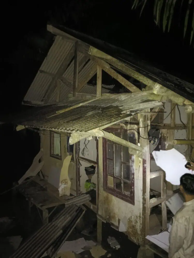 3 Rumah Rusak Tersambar Petir di Pandeglang, 1 Orang Pingsan Dilarikan Ke Puskesmas