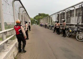 Unit Patroli Satsamapta Polresta Tangerang, melaksanakan patroli roda kedua ke sejumlah jembatan penyeberangan orang (JPO), Jumat (1/5/2026) sore. (ISTIMEWA)